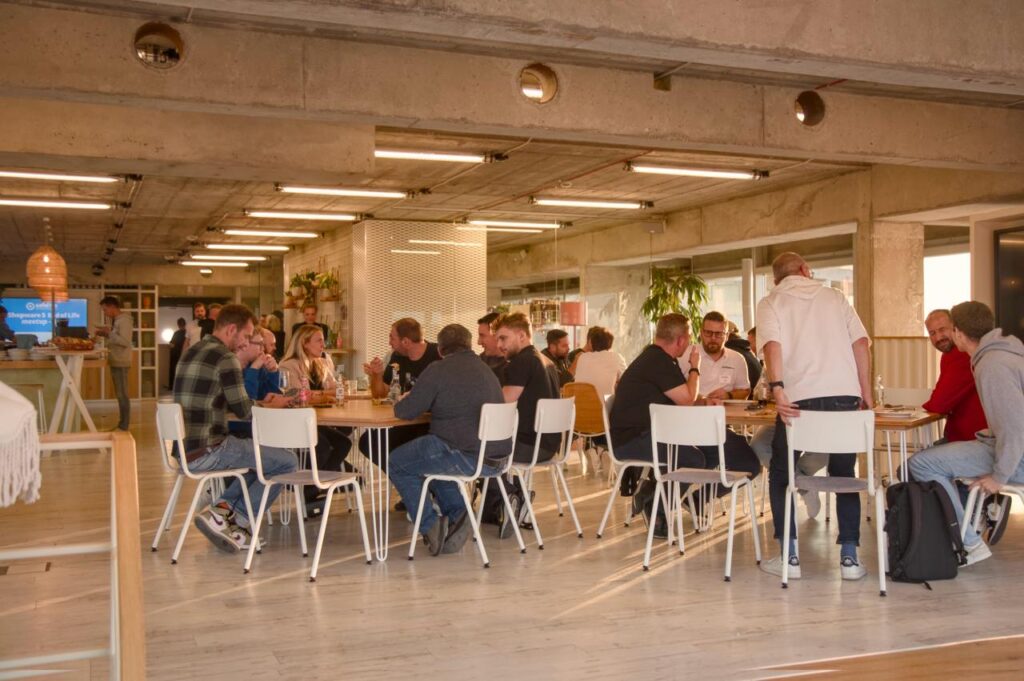 Networking-Situation beim safefive Meetup inkl. Rooftop Party 